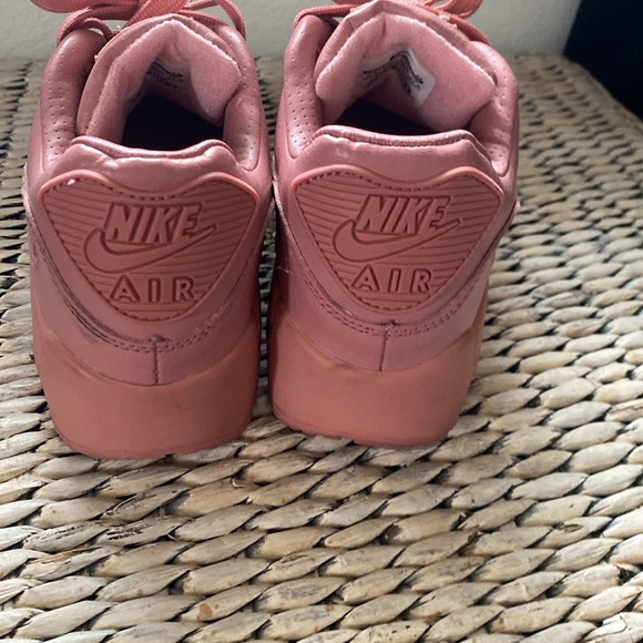 Pink Nike Air Max sneakers 💕 - Picture 3 of 4